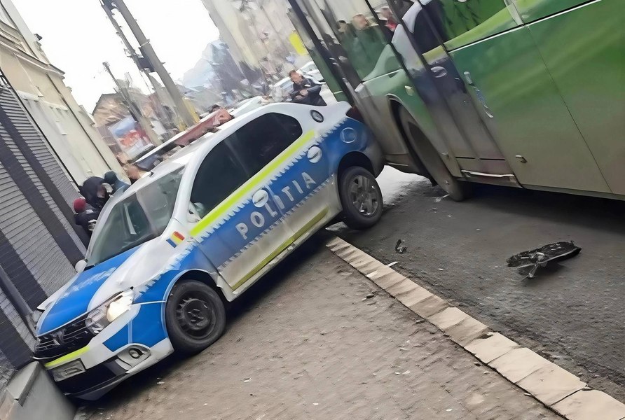 O polițistă a ajuns cu mașina în zid după o urmărire ca în filme. Șoferul fugar furase un autoturism