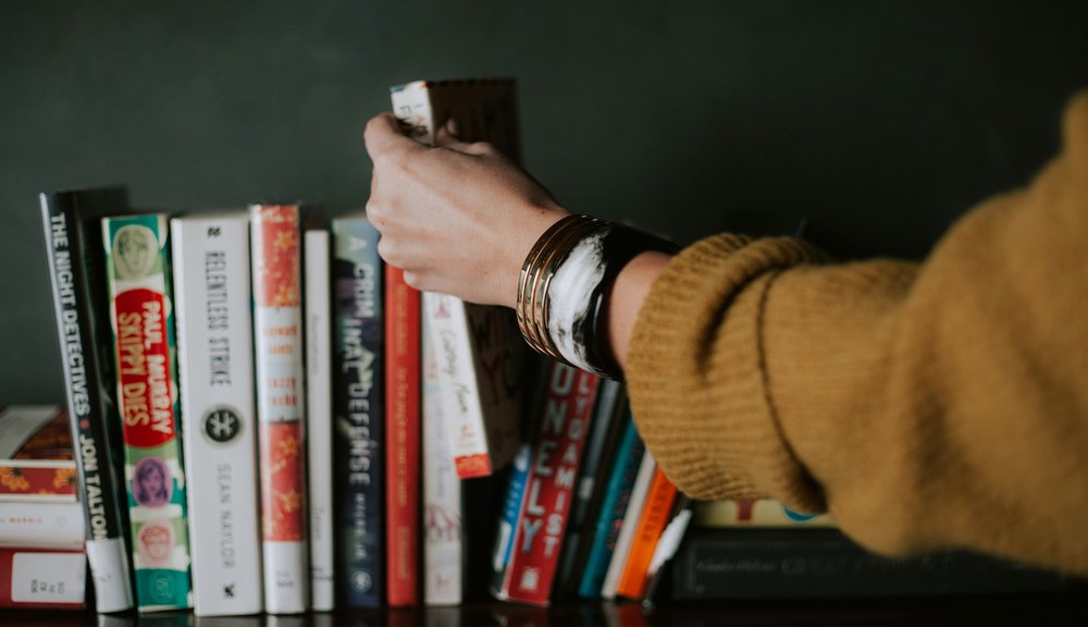 O scriitoare susține că poate genera un roman în 45 de minute cu AI: „Nu trebuie să existe rușine”. Peste 200 de cărți, publicate într-un an