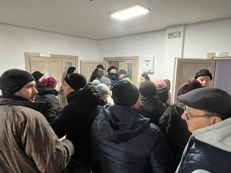 Oamenii au protestat într-un oraș din Suceava din cauza majorării taxelor și impozitelor: „Uite, mână muncită. Tu ce ai făcut în viața asta”