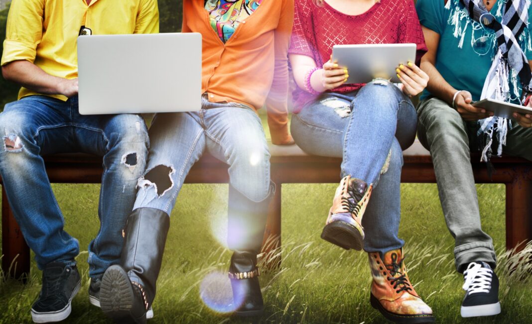 Organizația Salvaţi Copiii recomandă interdicţia totală a accesului la reţelele de socializare pentru copiii sub 13 ani