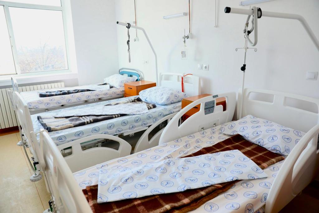 Pacient trimis să-și cumpere perna. Spitalul de Urgență Arad anunță că asistenta și infrmiera au fost sancționate, deoarece în stocul spitalului erau suficiente perne curate / Caz făcut public de reședintele CJ Arad