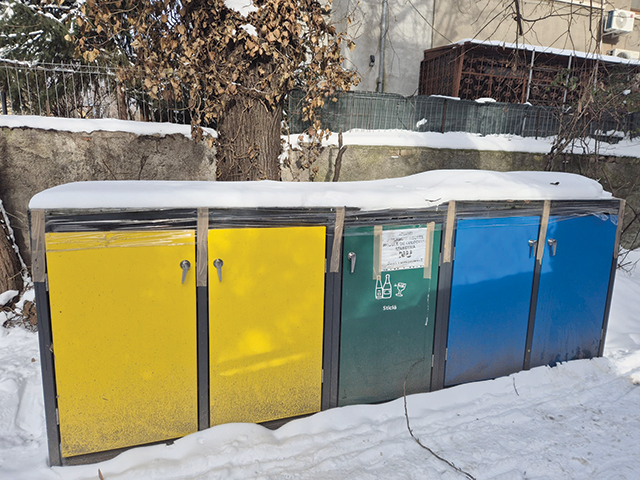 Pagina verde. Bani aruncaţi la gunoi sau cum arată containerele care fac parte din sistemul de colectare din sectorul 2 Bucureşti, anunţat în 2024, dar care nici acum nu este funcţional?
