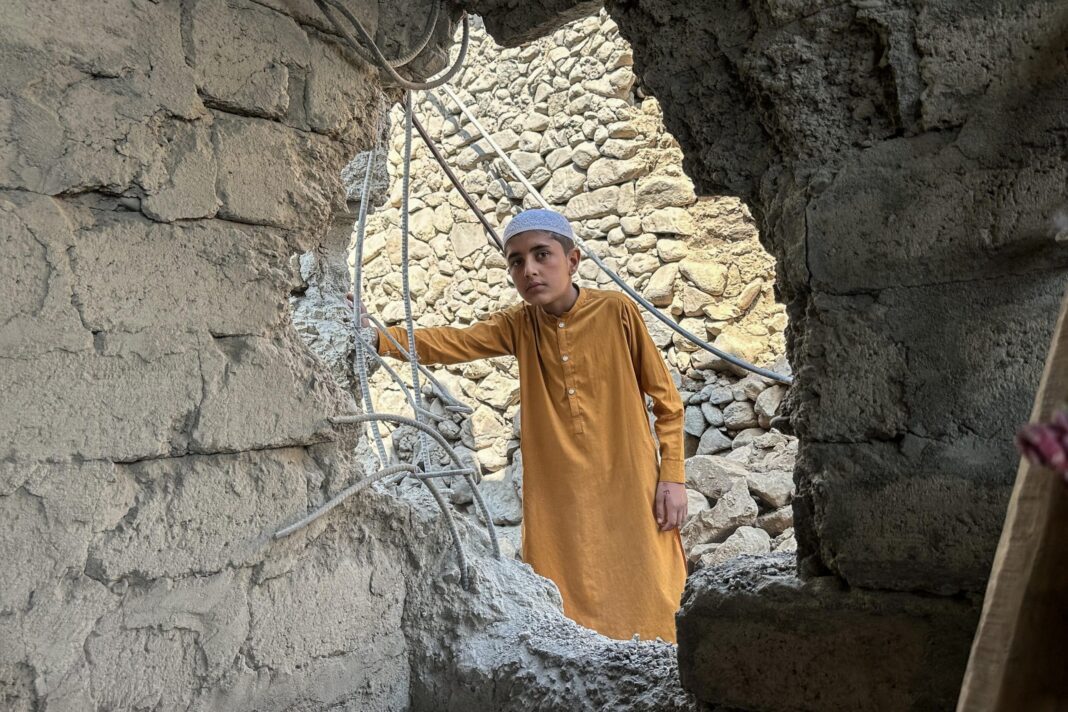 Pakistanul declară “război deschis” Afganistanului și bombardează Kabulul 