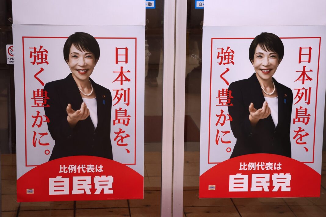 Paradoxul lui Sanae Takaichi: “Doamna de fier” a Japoniei care i-a cucerit pe tinerii niponi în timp ce omagia criminali de război