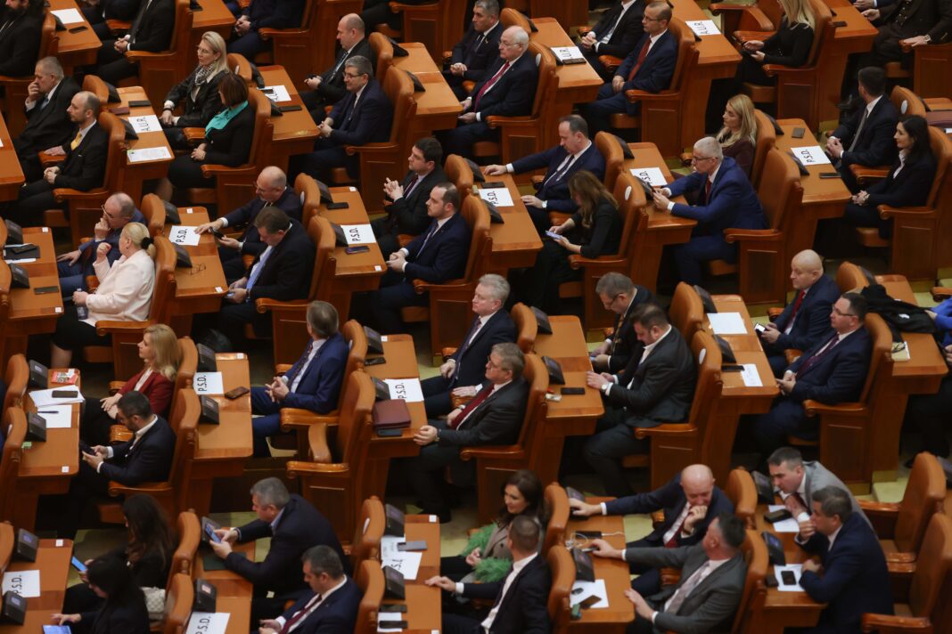 Parlamentarii, campioni la odihnă. După 45 de zile de vacanță, prima săptămână din noua sesiune a avut trei zile de „muncă”