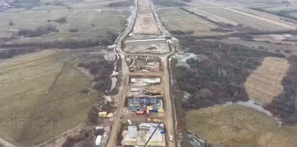 Pas important pe Autostrada Sibiu - Făgăraș: Au fost montate primele grinzi de beton pe tronsonul dintre Avrig și Arpașu de Jos
