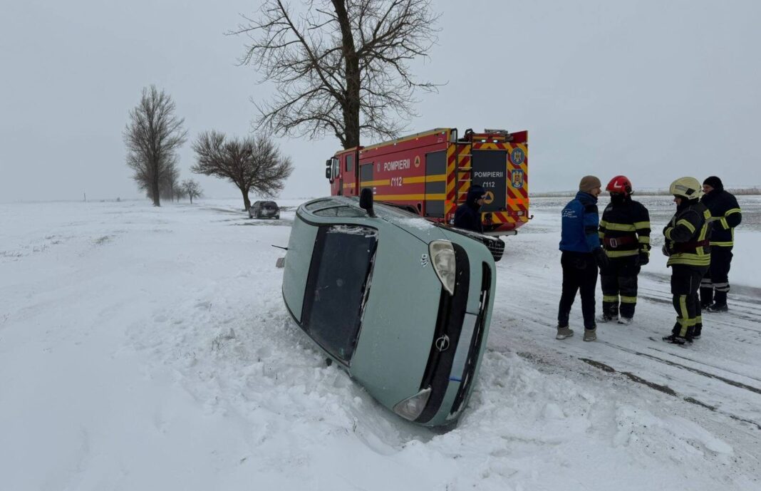 Patru drumuri judeţene din Brăila blocate din cauza sulurilor de zăpadă şi a poleiului