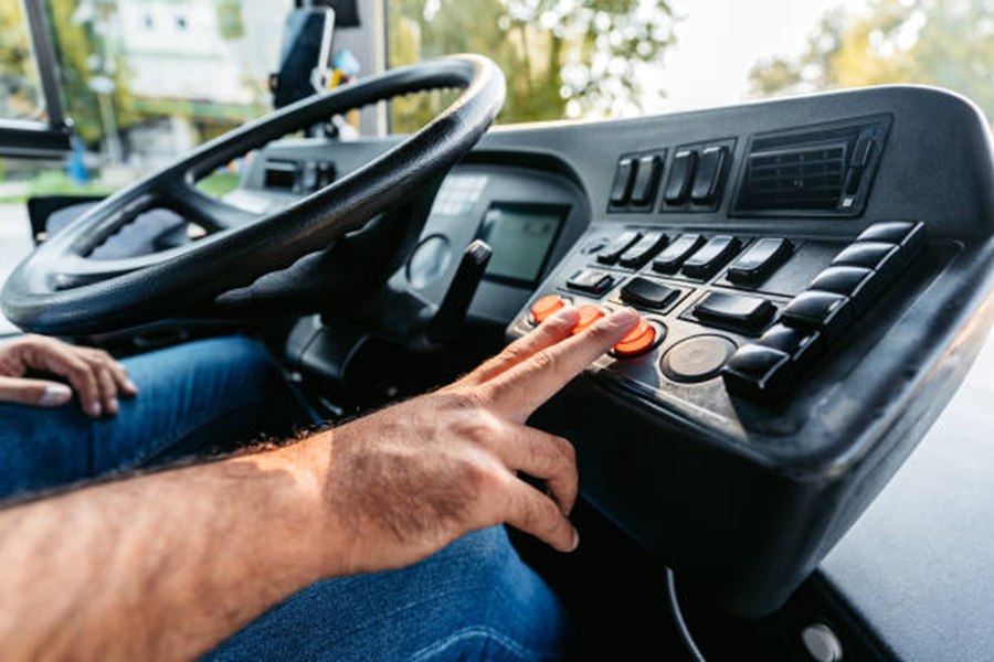 Pedo, șoferul de microbuz școlar care agresa eleve, condamnat după 7 ani — iar sentința încă nu e definitivă
