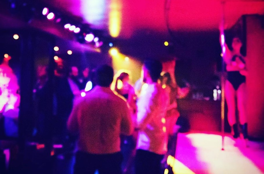 Percheziții la CLUB the Buddhist din Capitală. Acuzații de trafic de persoane, spălare de bani, consum de droguri
