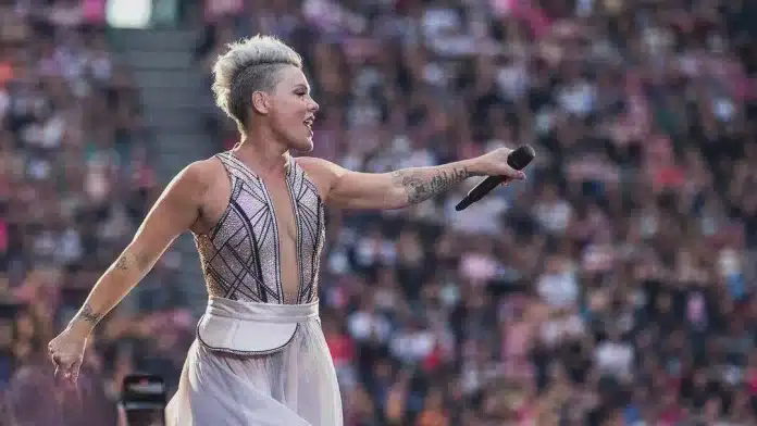 Phil Collins, Pink și Shakira, printre nominalizații la Rock & Roll Hall of Fame