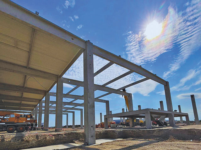 Piaţa industrială din România trece printr-o nouă transformare: ţara nu mai este percepută ca o destinaţie pentru producţie bazată pe costuri reduse cu forţa de muncă, ci ca un teritoriu capabil să găzduiască fabrici pentru bunuri cu valoare adăugată ridicată şi salarii mai mari