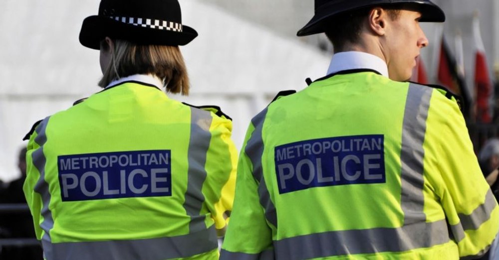 Poliția britanică își monitorizează personalul cu ajutorul unui AI dezvoltat de o companie care lucrează pentru ICE