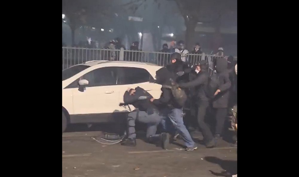 Polițist, aproape să fie linșat de protestatari, în Torino. Manifestanții au aruncat cu pietre și cocktailuri Molotov în oamenii legii. Peste 30 de ofițeri au fost răniți
