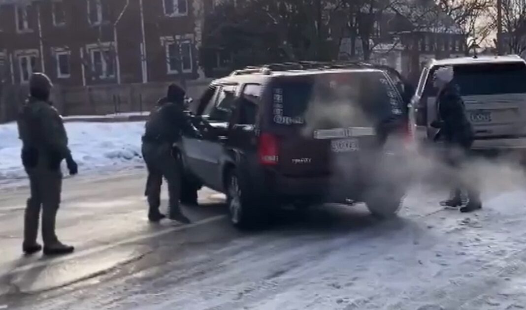 Polițiștii de la Imigrări (ICE) pot purta în continuare măști, în California, în timpul misiunilor, a decis un judecător federal / Agenții trebuie să fie însă identificabili