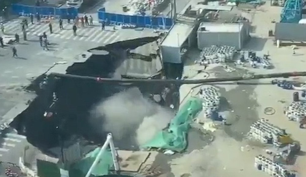 Prăbușire fulgerătoare: momentul dramatic în care un crater uriaș înghite un drum foarte circulat din Shanghai