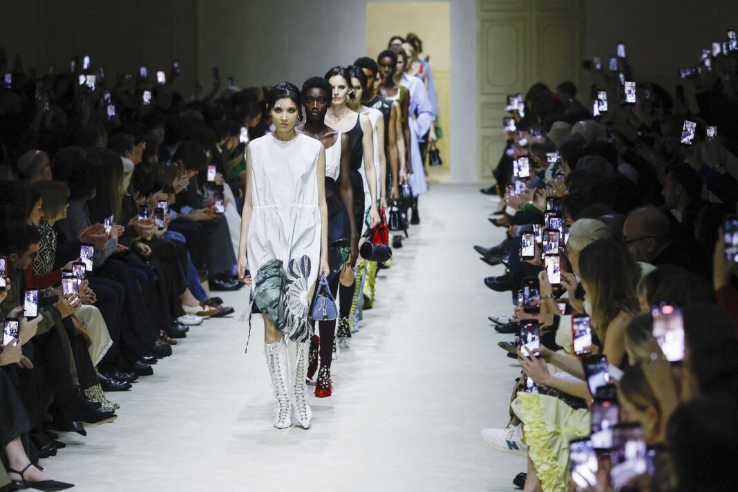 Prada Toammnă-Iarnă 2026-2027 la Milan Fashion Week: Poate deconstrucția să redefinească identitatea unei case iconice?