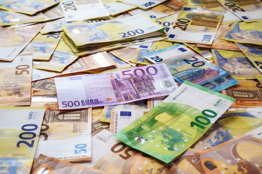 Premierul Bolojan a anunțat simplificarea procedurii de avizare a marilor investiții: pragul de avizare de către stat prin Comisia pentru evaluarea Investițiilor Străine crește de la 2 la 5 milioane de euro, termenul se înjumătățește