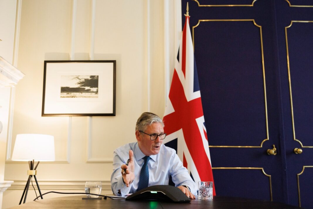 Premierul britanic refuză să-și dea demisia după scandalul Mandelson – Epstein / Atât din opoziție, cât și din propriul partid, lui Starmer i se cere să plece din Downing Street