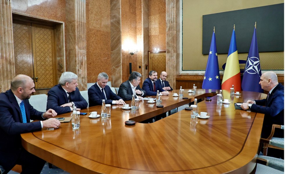 Premierul Ilie Bolojan a discutat cu primarii despre criteriile de finanțare a spitalelor municipale și reforma administrativă