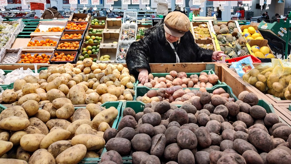 Prețurile alimentelor au explodat în Rusia. Cum sunt afectați rușii de rând de economia de război