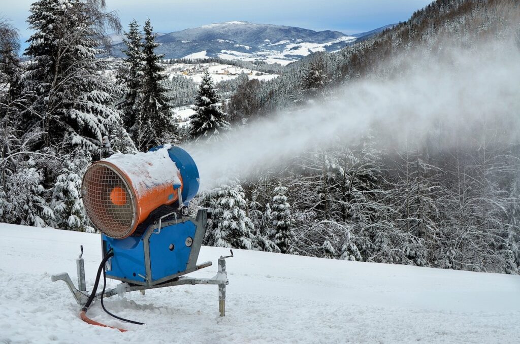 Primăria Brașov cumpără energie electrică pentru tunurile de zăpadă din Poiană de la gigantul energetic de stat al Ungariei / Contract de 1,3 milioane de lei