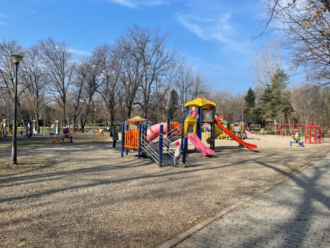 Primăria Iași a plătit 30.000 de lei pentru un leagăn, 10.000 de lei pentru o groapă de nisip și 8.000 de lei pentru un balansoar – 7Iasi.ro