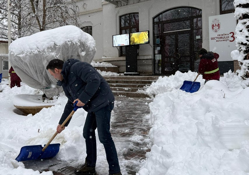 Primarii din București au ieșit pe străzi de la primele ore. Negoiță, cu lopata în mână: „Trecem și de acest episod”