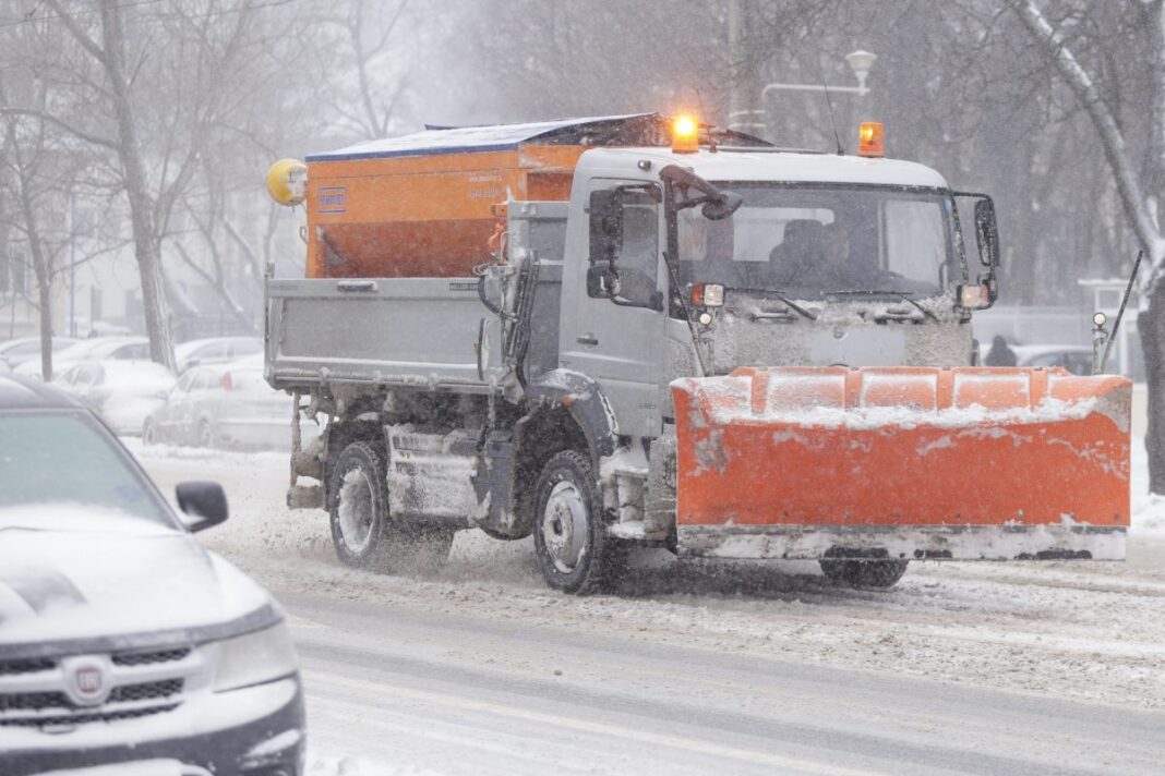 Primarul Capitalei: Operatorii de salubrizare de la sectoare ar fi raportat mai multe utilaje în teren și mai mulți oameni decât au fost în realitate
