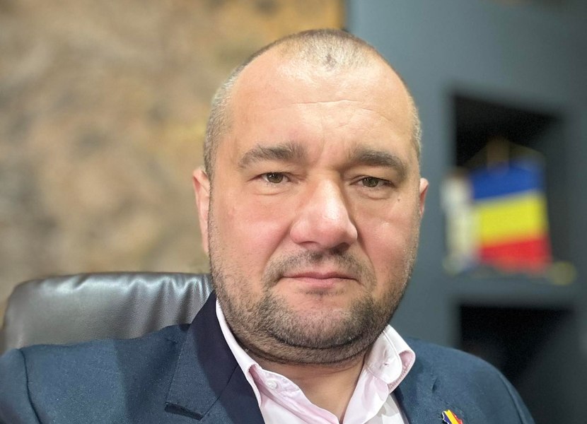 Primarul din județul Suceava acuzat că și-a bătut concubina și pe fiica acesteia a fost reținut. Procurorii cer arestarea preventivă