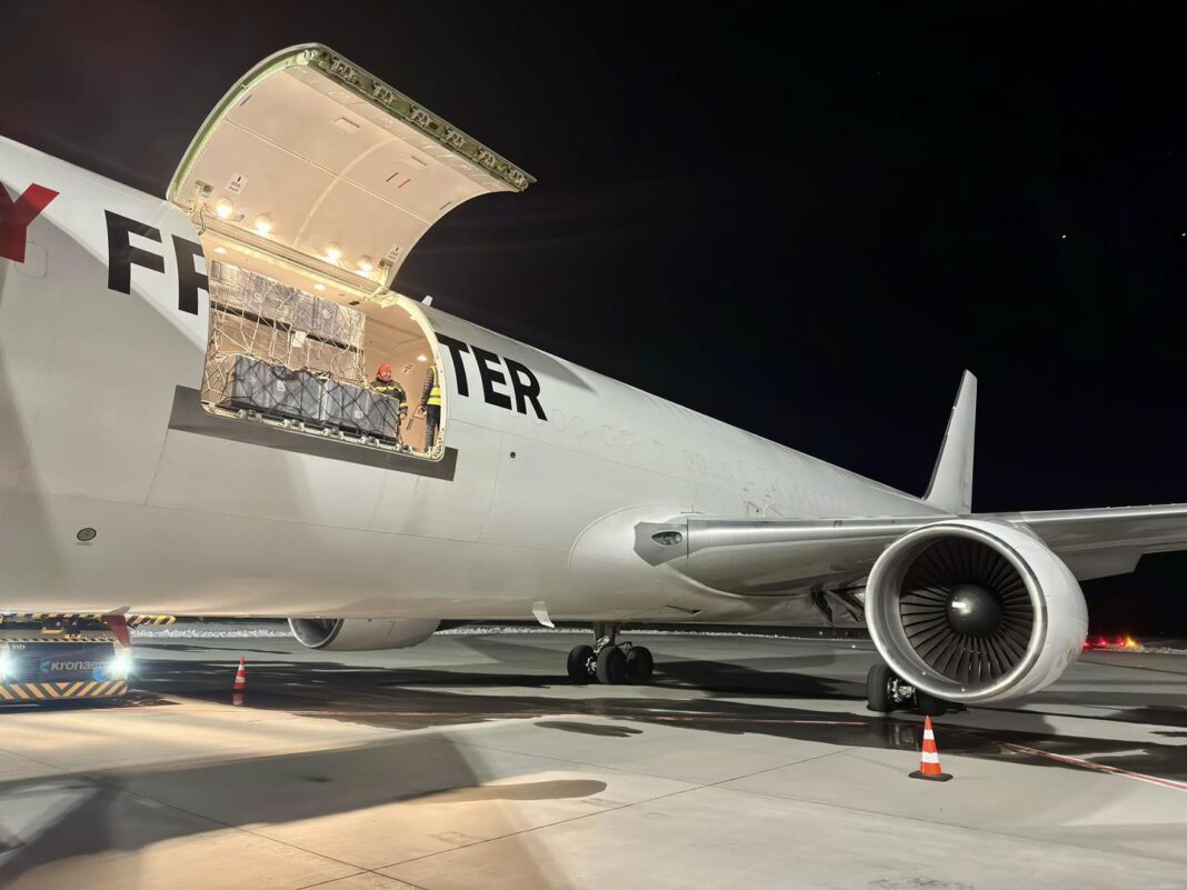 Primul zbor cargo civil a aterizat cu 47 de tone de marfă pe cel mai nou aeroport construit în Ghimbav, Brașov