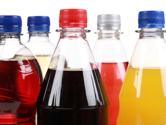 Producătorii de băuturi răcoritoare apasă frâna investiţiilor după ce consumul a scăzut