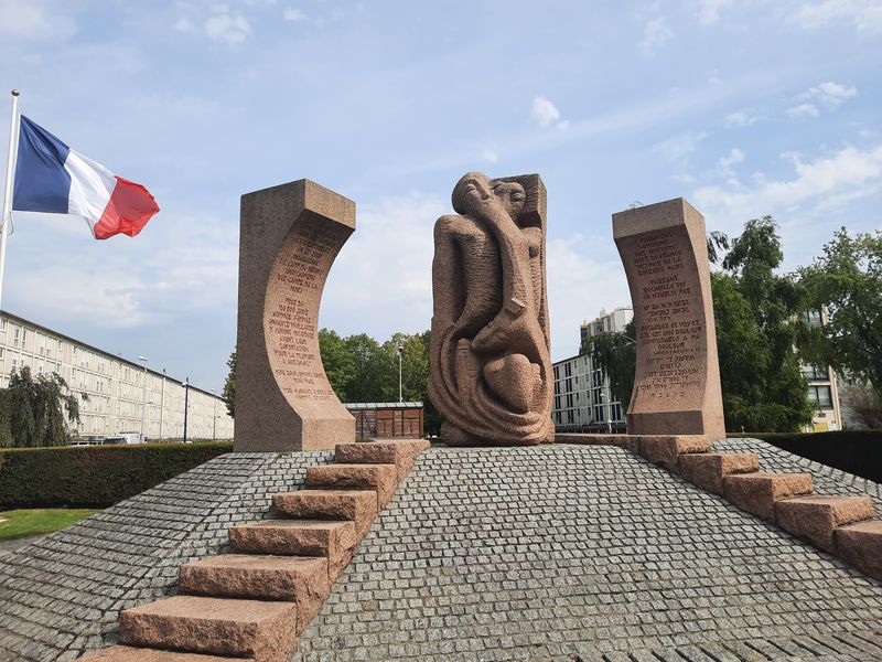 Profanare cu zvastici pe locul fostului lagăr de concentrare nazist de la Drancy din suburbia Parisului