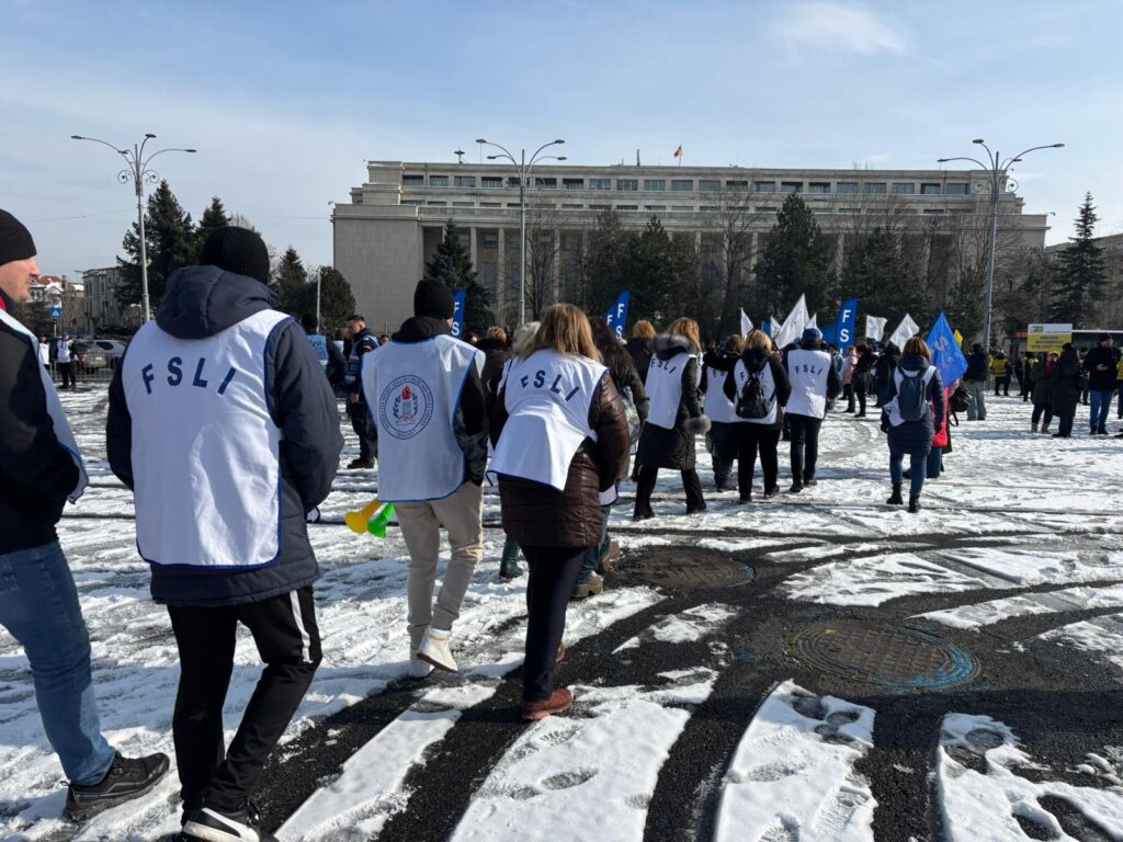 Profesorii și studenții protestează în fața Guvernului, împotriva Legii Bolojan din Educație / „Școală săracă = țară needucată” / „Tăiați astăzi, plângem mâine”