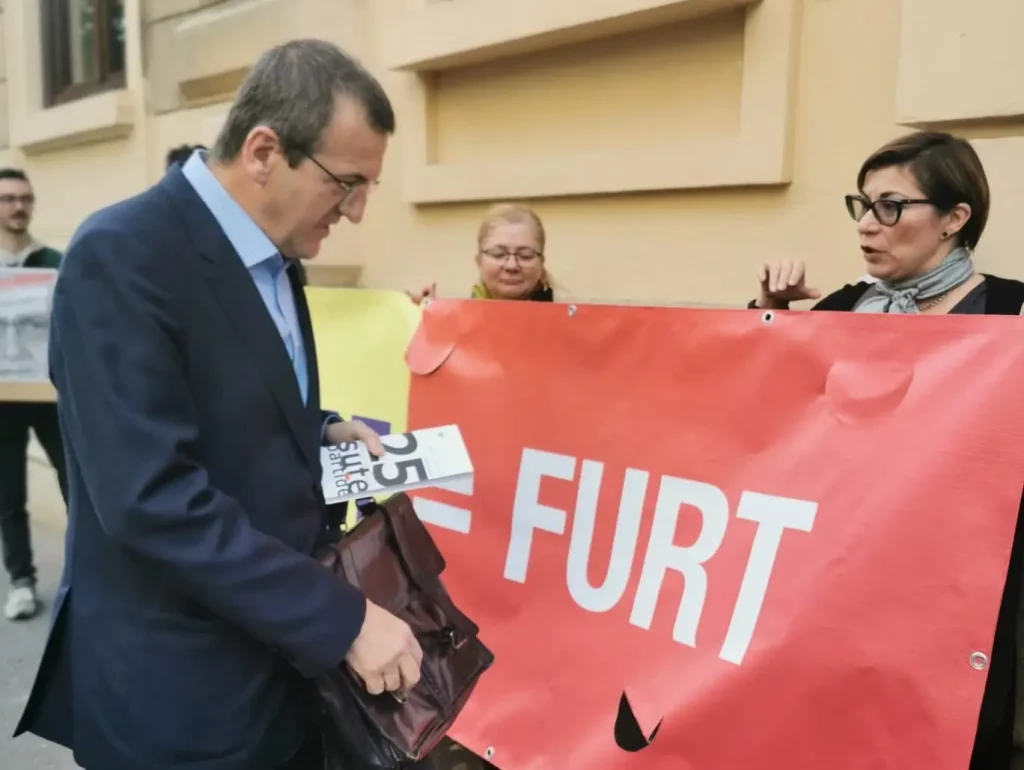 Profesorul Cristian Preda, fost consilier prezidențial, a rupt la TV un act prezentat drept diploma de doctor în semn de protest față de scăderea indemnizației de doctorat. ”În guvernul ăsta sunt tolerați plagiatorii, dar îi încurcă diplomele de doctorat”