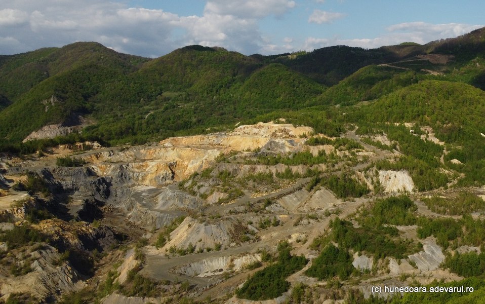 Proiectul minier de un miliard de dolari din Munții Metaliferi ajunge în instanţă săptămâna viitoare. Miza: peste 80 de tone de aur