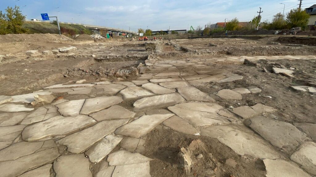 Proiectul pentru construcția unei autobaze în zona unui șantier arheologic imens din Alba Iulia continuă / Consilierii locali au votat o hotărâre pentru obținerea finanțării / Vestigii bine conservate ale vechiului oraș roman, descoperite pe terenul destinat proiectului