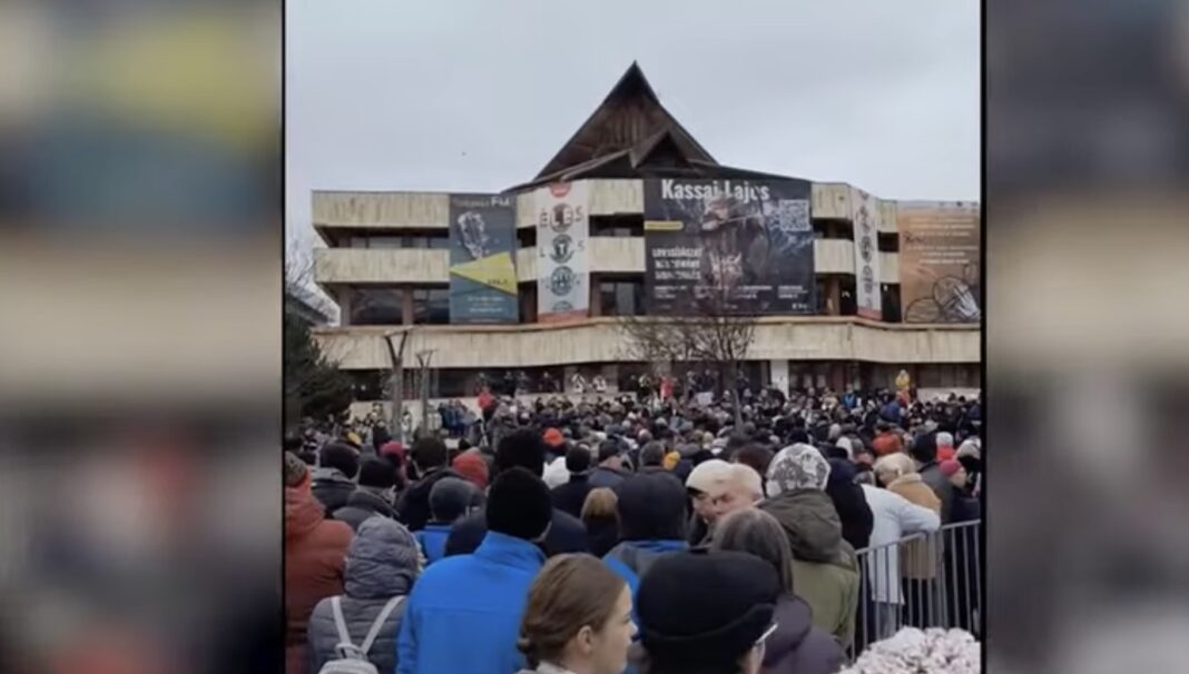 Proteste la Odorheiul Secuiesc și Miercurea Ciuc împotriva majorării taxelor şi impozitelor / „Ce se întâmplă în ţara asta e o hoţie legalizată” / Lozinci împotriva UDMR și a guvernului