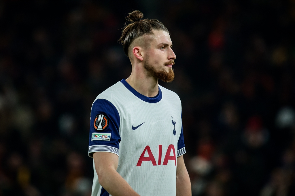 Radu Drăgușin, inclus în lotul lui Tottenham Hotspurs pentru fazele eliminatorii din Liga Campionilor