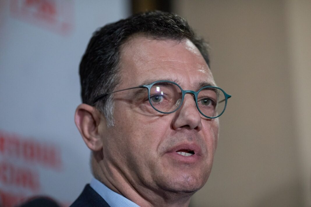 Radu Oprea (PSD), secretarul general al Guvernului, susține că declarația sa în care compară concedierile cu exterminarea evreilor la Auschwitz a fost interpretată greșit și că a folosit „cuvinte tari” în mod „neofensator”