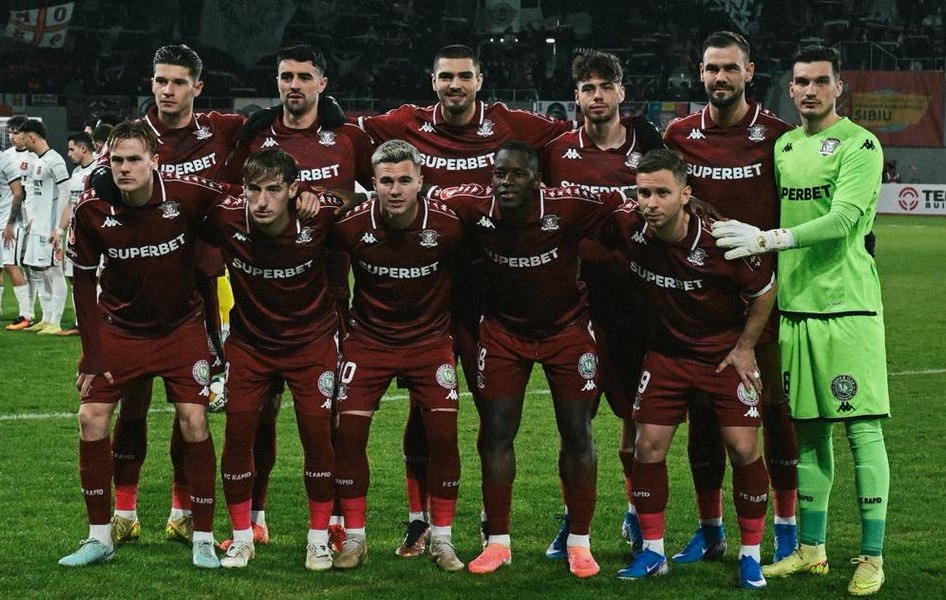 Rapid a urcat pe primul loc în Superligă, după victoria de la Sibiu. Momente grele pentru Cristi Manea