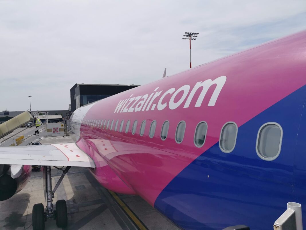 Record de amânări la o cursă Wizz Air care trebuia să plece miercuri din Valencia spre Otopeni: 11 reprogramări,  întârziere de aproape 24 de ore, avionul încă nu a decolat 