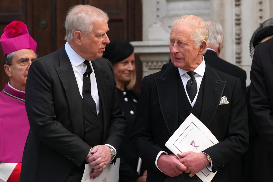 Regele Charles ar fi știut încă din 2019 că fratele său Andrew „abuza” de numele Familiei Regale. E-mailul care îi aduce neplăceri suveranului Marii Britanii