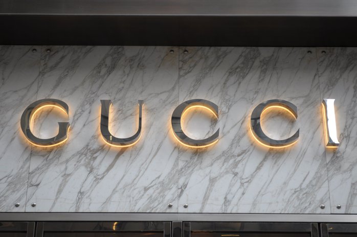 Renaşterea Gucci? Anul 2026 va marca revenirea brandului în preferinţele amatorilor de lux, pariază compania Kering. Acţiunile cresc cu 14% la Paris