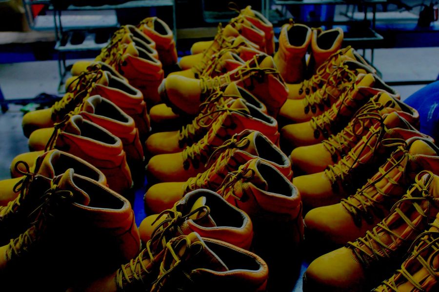 Reporter de Iași: Cine încalcă Poliția Română? / Un SRL „fantomă” cu 12 angajați / Contracte de 11 milioane de euro cu un singur ofertant / ”În zona noastră toată lumea știe să facă încălțăminte”