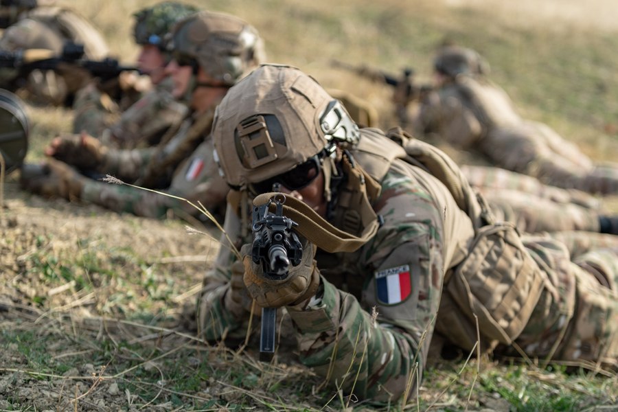 Rețea de corupție într-un batalion MApN: posturi vândute, pensii umflate și lemn furat cu camioane militare. Miruță trimite cazul la DNA