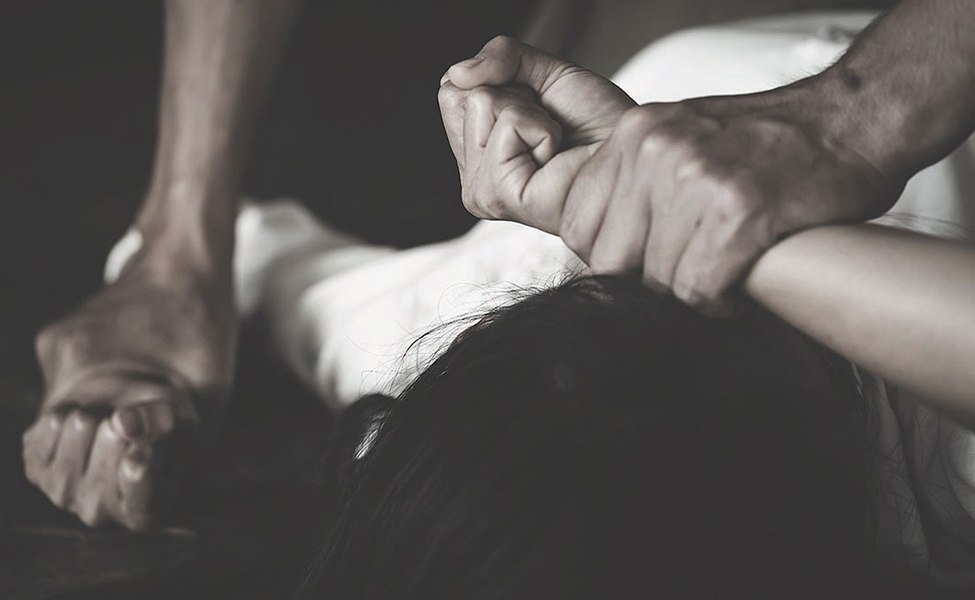 Reținuți pentru exploatarea sexuală a unor copile de 14 ani. Grupul era format din șapte bărbați cu vârste între 21 și 37 de ani