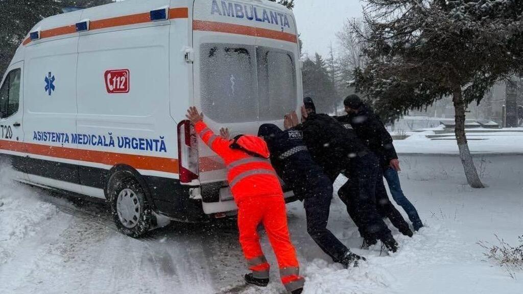 RFI: Ninsori puternice în R.Moldova. Șoferi blocați pe drumuri, școli închise, zboruri anulate, mii de consumatori fără energie electrică