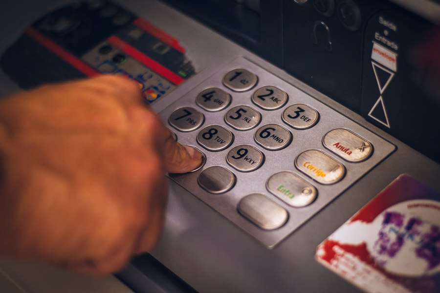 Român arestat în cazul exploziilor la bancomate din Austria. Cum a aruncat gruparea sa în aer ușa unui seif, chiar lângă un agent de securitate
