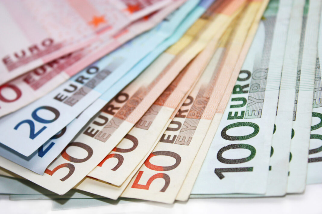 Românce create cu AI în Italia, pentru a frauda statul / O grupare a furat 1,4 milioane de euro, după ce a încasat ajutoare sociale de pe urma a 59 de femei inventate / Actele lor au fost create cu ajutorul inteligenței artificiale