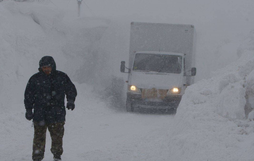 România redeschide drumurile după viscol: un singur tronson din Vrancea mai rămâne blocat